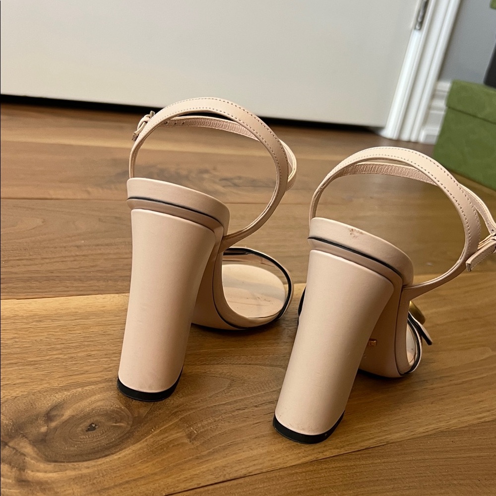 Gucci Cream Heels with Gold Accent - Picture 4 of 9